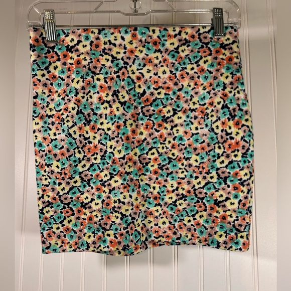 BCBGeneration Dresses & Skirts - BCBGeneration mini skirt, size small, stretchy perfect for spring